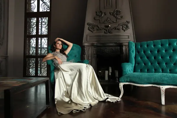 漂亮漂亮的女模特坐在豪华的室内 — 图库照片