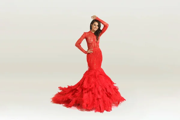 Ευτυχισμένη Όμορφη Γυναίκα Μακρύ Κόκκινο Φόρεμα Μόδα Μοντέλο Μελαχρινή Φορώντας — Φωτογραφία Αρχείου