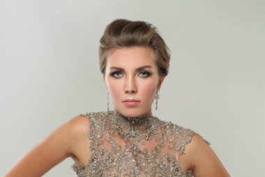 Makyaj ve elmas küpeli çekici model kadın, moda güzellik portresi.