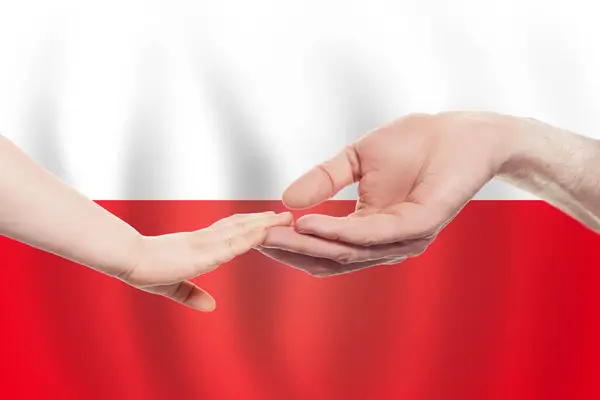 ポーランドの赤ちゃんと親の手 ポーランドの旗の背景 サポート 慈善コンセプト — ストック写真