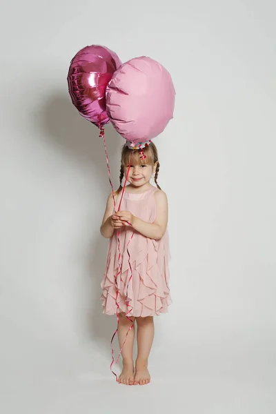 Urocza Dziewczynka Balonem Białym Tle Słodki Dzieciak Różowym Balonem Wszystkiego — Zdjęcie stockowe
