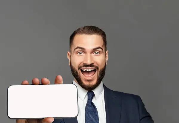 Glücklicher Gutaussehender Geschäftsmann Hält Smartphone Mit Leerem Weißen Bildschirm — Stockfoto