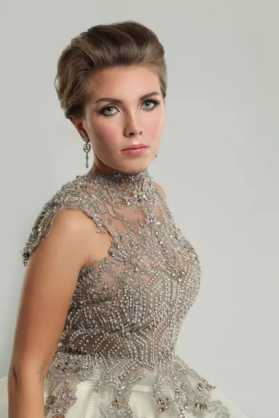 完美华丽的女模特 穿着钻石银制连衣裙 — 图库照片