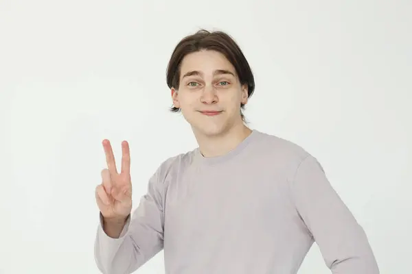 Щасливий Хлопець Показує Два Пальці Ізольовані Білому Тлі — стокове фото