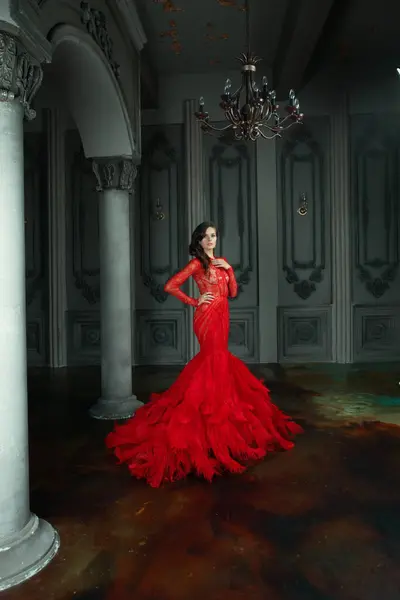 Magnífica Morena Modelo Moda Mulher Vestindo Vestido Noite Vermelho Elegante — Fotografia de Stock
