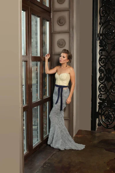 Klasik Saray Odasında Şık Bir Gece Elbisesi Giyen Mükemmel Bir — Stok fotoğraf