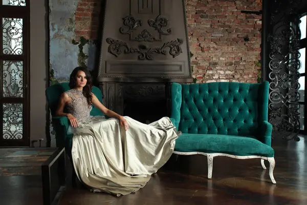 Портрет Красивої Чудової Моделі Моди Жінки Модному Срібному Вечірньому Платті — стокове фото