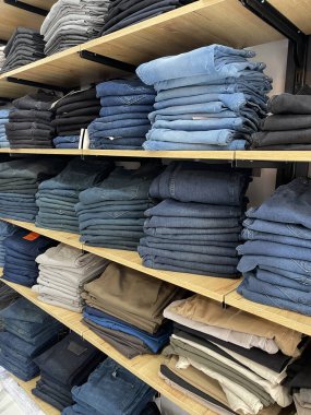 Moda mağazasında raflarda Denim pantolonu