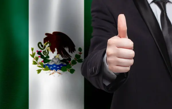 墨西哥概念 商人在墨西哥国旗的背景下大显身手 — 图库照片