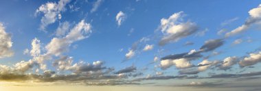 Beyaz bulutlu parlak bahar gökyüzü, Horison ufuk çizgisi arkaplan