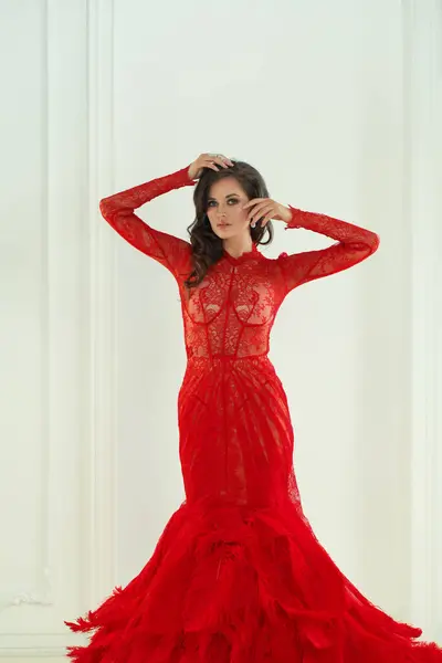 Modelo Moda Mujer Morena Vestido Rojo Posando Fondo Sala Palacio — Foto de Stock