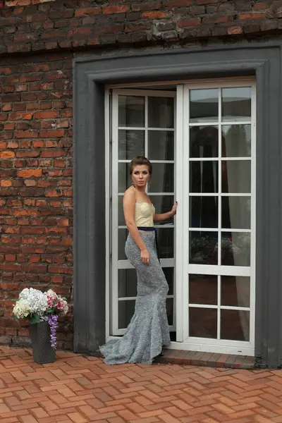 Hübsche Junge Frau Perfekten Abendkleid Steht Auf Der Terrasse — Stockfoto