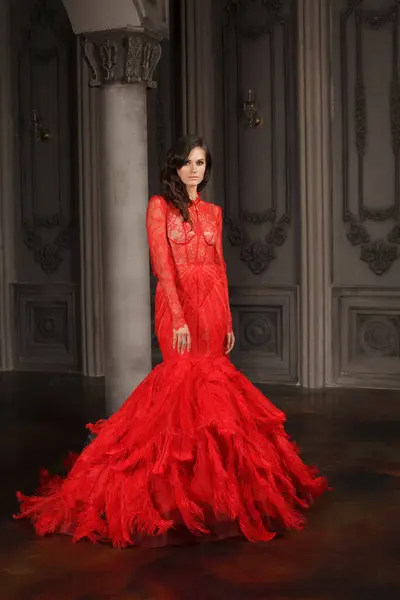 Preciosa Modelo Mujer Con Vestido Rojo Posando Lujoso Salón Del — Foto de Stock