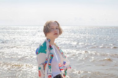 Kısa saçlı, sıradan sarışın bir kadının yakın plan portresi.