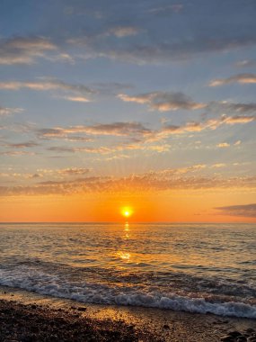 Gün batımında sahil, deniz, gün batımı gökyüzü ve bulut. Akşam manzarası