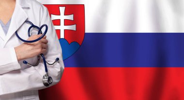 Slovakya tıbbı ve sağlık hizmeti kavramı. Doktor, Slovakya arkaplanının bayrağına yaklaş