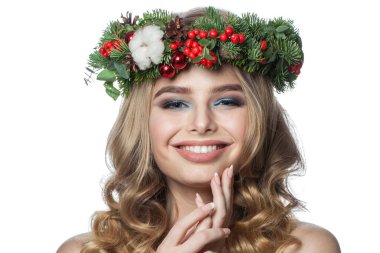 Güzel bir kadın yüzü. Dalgalı sarı saçlı ve makyajlı mutlu güzel kadın beyaz arka planda izole edilmiş gülümsüyor