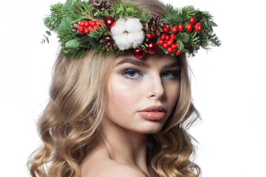 Beyaz arka planda izole edilmiş dalgalı sarı saçlı ve makyajlı çekici bir kadın. Güzel kadın yüzü. Yaklaş.