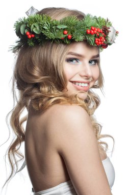 Uzun dalgalı saçları, makyajı ve renkli kış dekorasyonuyla beyaz stüdyo arka planında izole edilmiş mutlu model kadın, moda güzellik portresi.