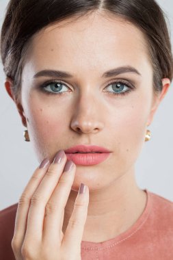 Genç esmer. Sağlıklı, gerçek tenli ve dalgalı saçlı güzel bir manken kadın. Doğal güzellik konsepti