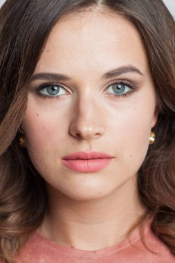 Muhteşem esmer. Sağlıklı, gerçek tenli ve dalgalı saçlı güzel bir manken kadın. Doğal güzellik konsepti