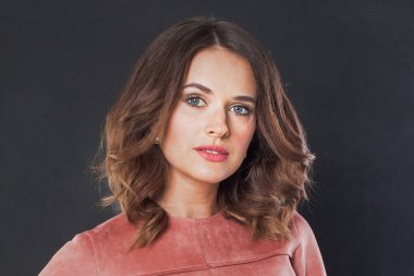Siyah arka planda güzel bir kadın yüzü. Makyajlı ve doğal sağlıklı deri portresi olan esmer bir kadın.