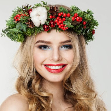 Sevimli gülüşlü güzel bir kadın. Beyaz arka planda uzun dalgalı sarı saçlı güzel bir bayan model, moda güzellik stüdyosu portresi