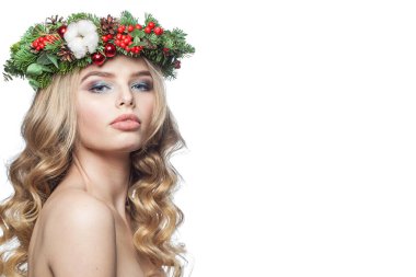 Muhteşem genç bayan kameraya bakıyor, moda güzellik stüdyosu portresi. Beyaz arka planda uzun dalgalı sarı saç modelli güzel bir bayan model.