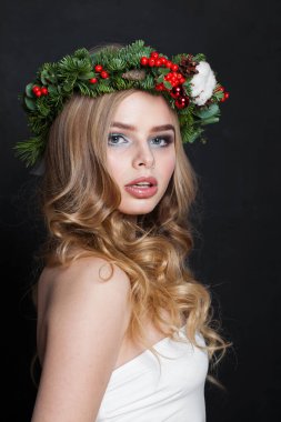 Makyajlı şık bir bayan, siyah arka planda uzun dalgalı saçları var. Noel kadın portresi