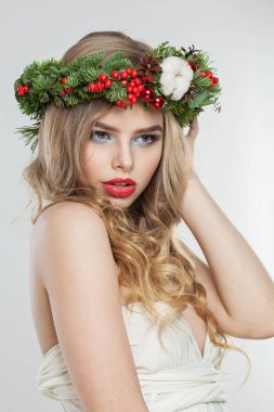 Şehvetli genç kadın kameraya bakıyor, moda güzellik stüdyosu portresi. Beyaz arka planda uzun dalgalı sarı saç modelli güzel bir bayan model.