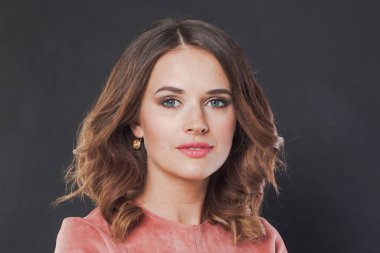 Neşeli esmer. Sağlıklı, gerçek tenli ve dalgalı saçlı güzel bir manken kadın. Doğal güzellik konsepti