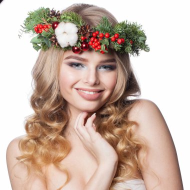 Çekici bir kadın gülümsüyor. Beyaz arka planda uzun dalgalı sarı saçlı güzel bir bayan model, moda güzellik stüdyosu portresi