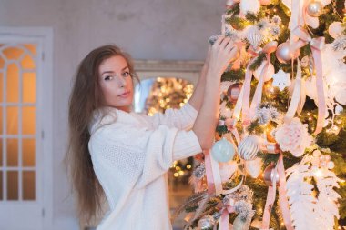 Evde Noel ağacını süsleyen tatlı bir kadın.