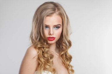 Güzel sarışın model kadın, mükemmel saç stili, temiz cilt ve beyaz arka planda makyaj. Moda, yüz bakımı, cilt bakımı ve kozmetoloji konsepti