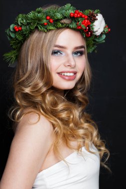 Siyah arka planda uzun sarı kıvırcık saçlı ve makyajlı muhteşem, mutlu, pozitif kadın modeli.