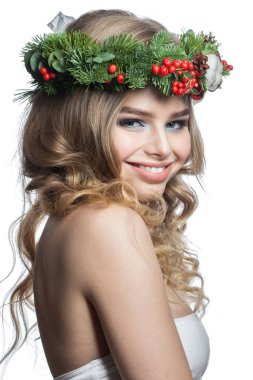 Uzun sarı kıvırcık saçlı ve makyajlı, beyaz arka planda yalnız poz veren güzel, mutlu, pozitif kadın modeli.