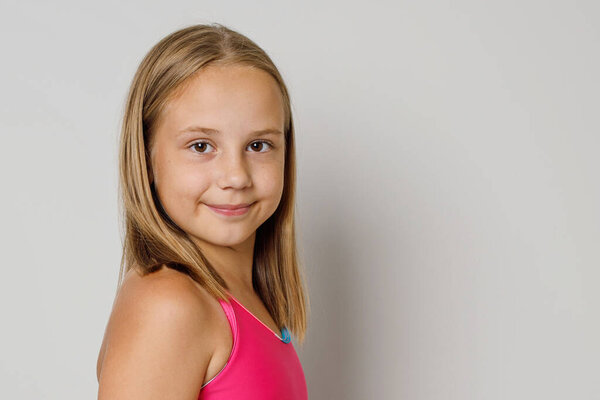 Attraktives Lächelndes Mädchen Mit Braunen Haaren Und Süßem Lächeln Auf — Stockfoto