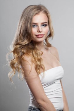 Mükemmel saç stili olan neşeli sarışın bir kadın, beyaz arka planda taze cilt ve makyaj. Moda, yüz bakımı, cilt bakımı ve kozmetoloji konsepti