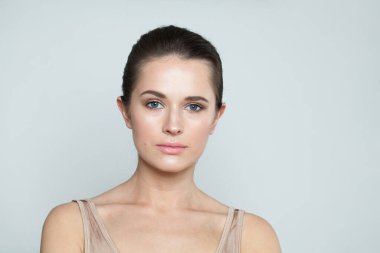 Banyo yaptıktan sonra temiz ve taze bir cilde sahip mükemmel bir spa modeli. Cilt bakımı, yüz bakımı, kozmetoloji ve güzellik kavramı 