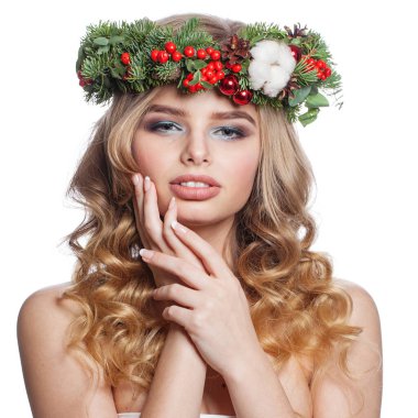 Beyaz arka planda Fransız manikür tırnaklı güzel sarışın kadın. Kırmızı böğürtlenli doğal yeşil çelenk.