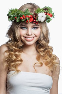 Gülümseyen genç bir kadın. Beyaz arka planda uzun dalgalı sarı saçlı güzel bir bayan model, moda güzellik stüdyosu portresi