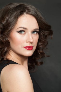 Mükemmel kadın esmer, makyajlı ve parlak dalgalı kahverengi saçlı stüdyo resmi var. Moda, makyaj, saç stili, kişisel bakım, güzellik salonu, kozmetik ve moda konsepti