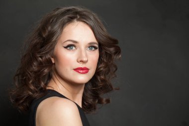 Makyajlı ve parlak dalgalı kahverengi saçlı esmer kadın stüdyo portresi. Moda, makyaj, saç stili, kişisel bakım, güzellik salonu, kozmetik ve moda konsepti