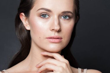 Yüze yakın çekim. Doğal makyajlı ve sağlıklı, taze deri portresi olan bir kadın model. Cilt bakımı, yüz bakımı, kozmetoloji ve estetik cerrahi konsepti