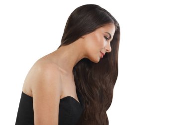 Çekici esmer model kadın, uzun dalgalı saçlı ve parlak tenli beyaz arka planda poz veren, moda güzellik stüdyosu portresi