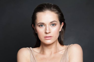 Muhteşem esmer kadın portresi. Sağlıklı ciltli, siyah stüdyo duvarında poz veren sağlıklı model bir kadın.