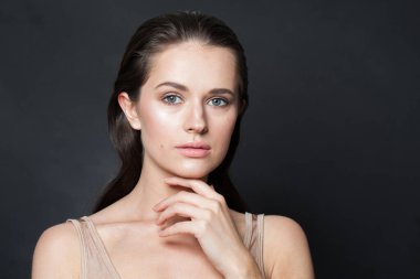 Mükemmel model esmer, açık tenli ve koyu renk saçlı. Güzel, genç bir kadın yüzü. Yakın plan portresi.
