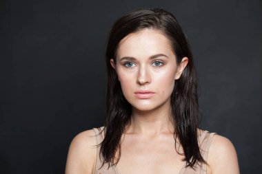 Doğal makyajlı sağlıklı bir kadın model ve temiz, taze bir deri portresi. Cilt bakımı, yüz bakımı, kozmetoloji ve estetik cerrahi konsepti