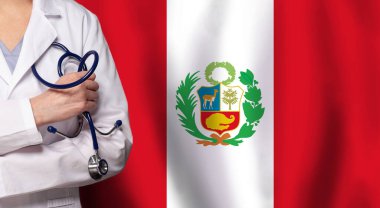 Peru tıbbı ve sağlık hizmeti kavramı. Doktor, Peru arkaplanının bayrağına yaklaşın.