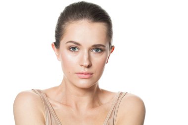 Banyodan sonra temiz ve taze bir cilde sahip neşeli spa modeli kadın. Cilt bakımı, yüz bakımı, kozmetoloji ve güzellik kavramı 